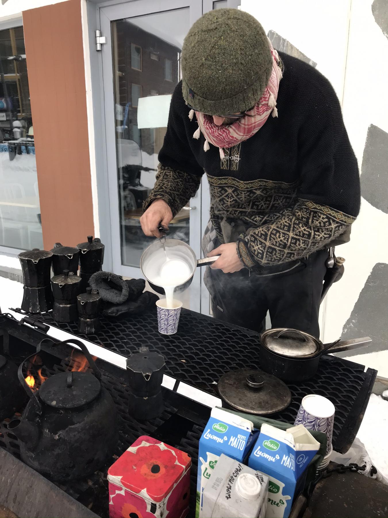 Steffan bereitet den Kaffee zu.
